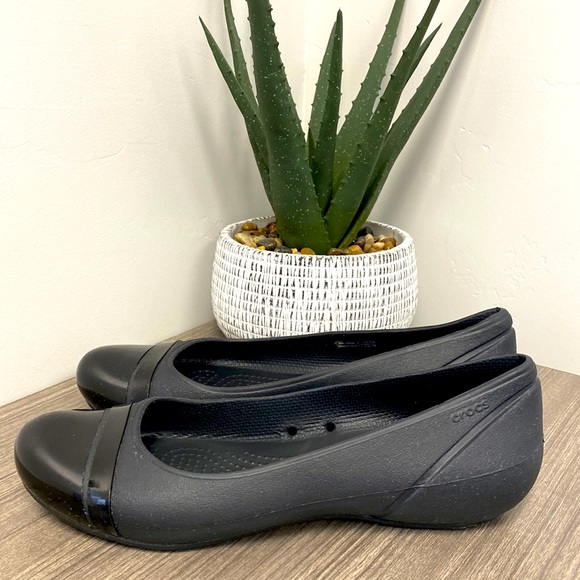 CROCS Shoes - ICONIC CROCS Kaydee Patent Toe Shoe size 8